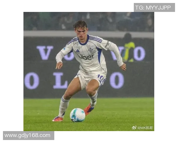 《聚焦足球传奇：解密Soccer系列中的顶级球星与精彩瞬间》